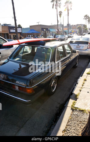 Mercedes Diesel avec un surf sur le toit à Venice Beach, Californie Banque D'Images