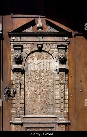 Portail en bois avec gravures dans Erfurt, Allemagne Banque D'Images