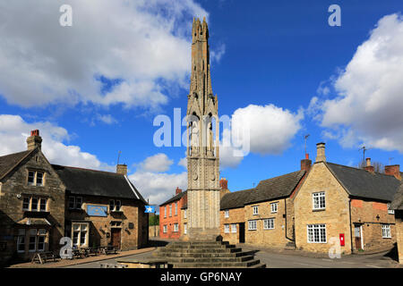 La Reine Eleanor Croix dans le village de Geddington, Northamptonshire, Angleterre. Banque D'Images