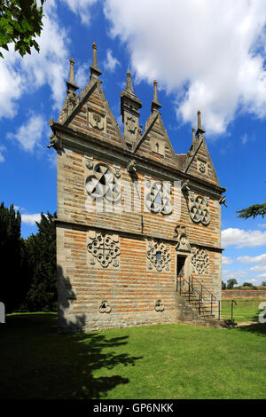 La Folie Lodge triangulaire Rushton, construit en 1592 par Sir Thomas Tresham, Rushton village, Northamptonshire, en Angleterre. Banque D'Images