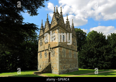 La Folie Lodge triangulaire Rushton, construit en 1592 par Sir Thomas Tresham, Rushton village, Northamptonshire, en Angleterre. Banque D'Images