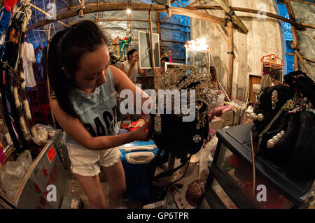 Les artistes de l'opéra chinois, la préparation backstage perruques, Hong Kong, Chine. Banque D'Images