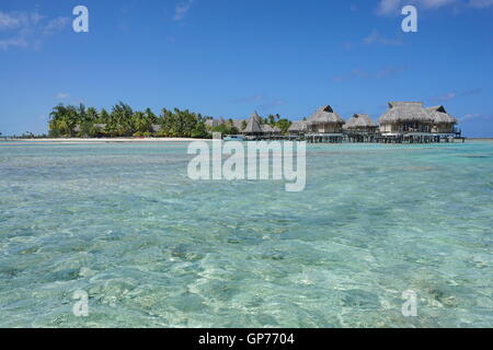 Tropical Resort sur un îlot avec bungalows sur pilotis, l'atoll de Tikehau, archipel des Tuamotu, en Polynésie française, l'océan Pacifique Banque D'Images