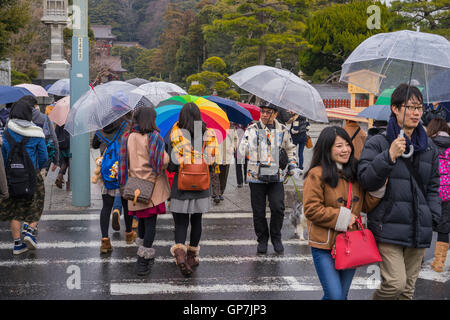 Les piétons qui traversent la route, Kamakura, Japon Banque D'Images