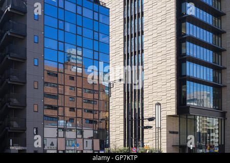 Les bâtiments en verre, Tokyo, Japon Banque D'Images
