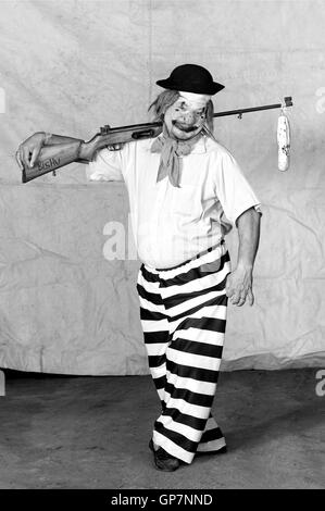 Clown de cirque holding gun, Inde, Asie Banque D'Images