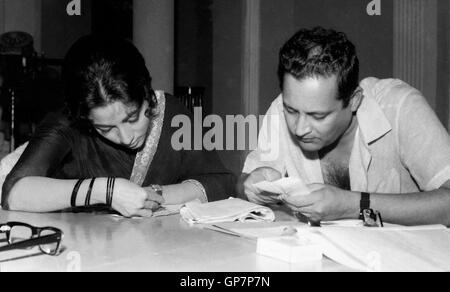 Film de Bollywood indien, directeur, Guru dutt et mala Sinha, Inde, Asie Banque D'Images