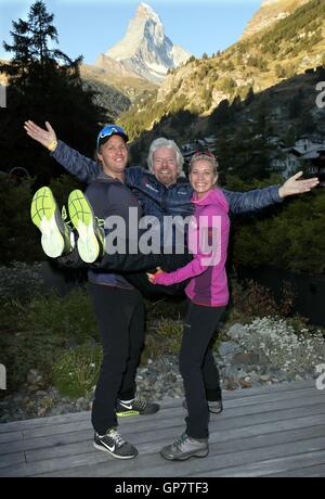 Sir Richard Branson avec ses enfants Sam et Holly debout au pied du Cervin à Zermatt, Suisse le premier jour de la Vierge s'efforcer défi. Banque D'Images