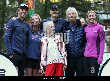 Sir Richard Branson (2e à droite) avec ses enfants Sam (à gauche) et Holly (droite), soeur Vanessa Branson (2e à gauche), neveu Noah Devereus (centre retour ) et mère Eve Branson (façade) lors du lancement de la Vierge s'efforcer Défi à Zermatt, en Suisse. Banque D'Images