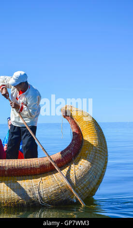 L'homme natif non identifiés dans un bateau traditionnel sur le lac Titicaca Banque D'Images