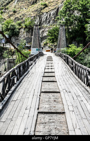 Pont suspendu au-dessus de la rivière Kunar à teading Ayun Banque D'Images