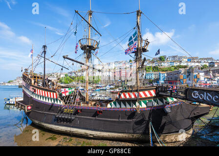 Brixham Devon Brixham Harbour Golden Hinde réplique ou la réplique de Golden Hind amarrée dans le port de Brixham à marée basse Brixham Devon Angleterre GB Banque D'Images