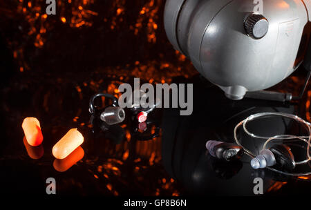 Quatre différents types de protection auditive utilisé par shooters Banque D'Images