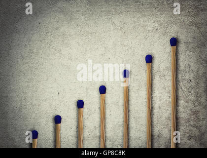 Jeu d'ensemble, les allumettes empilées dans un escalier ou les escaliers comme un tableau de la formation financière ou graphique montrant la croissance et d'affaires Banque D'Images