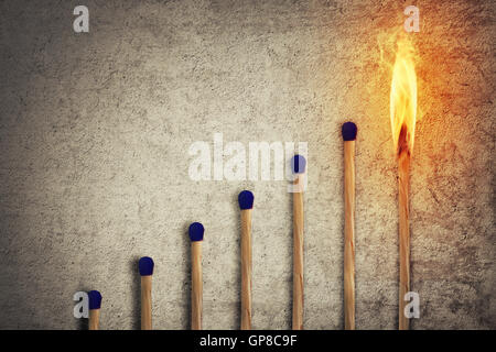 Ensemble d'allumettes empilées dans un escalier ou les escaliers avec une formation de brûlures dans le haut, comme un graphique ou diagramme montrant le bus Banque D'Images