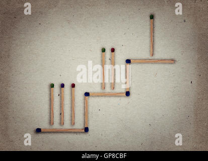 Ensemble d'allumettes empilées dans un escalier ou les escaliers comme une métaphore de la formation pour les possibilités de carrière. Chemin vers le succès. Compe Banque D'Images