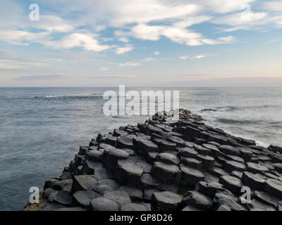 Des Géants, site classé au Patrimoine Mondial de l'UNESCO sur l'Irlande du Nord Côte d'Antrim. Banque D'Images