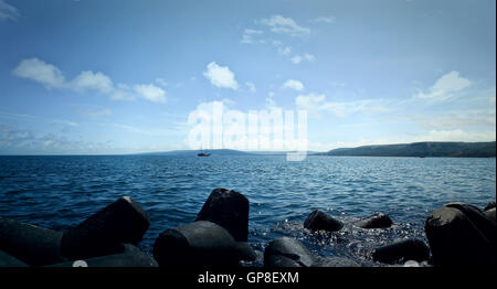 Vue panoramique sur la pittoresque côte de la Mer Noire avec un navire flottant près du port de la ville de Balchik, Bulgarie. Des vacances d'été Banque D'Images