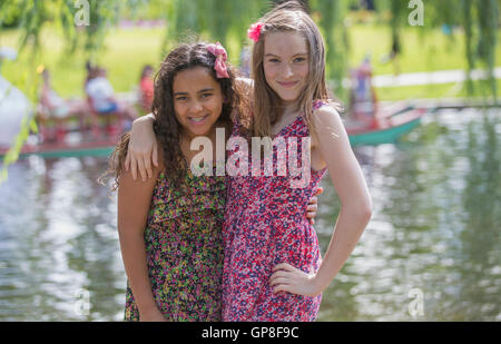 Portrait de deux sœurs adolescents hispaniques posant ensemble dans un parc Banque D'Images