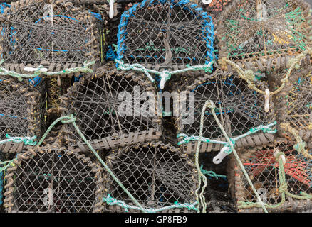 Des casiers à crabe ou homard empilés sur jetty Banque D'Images