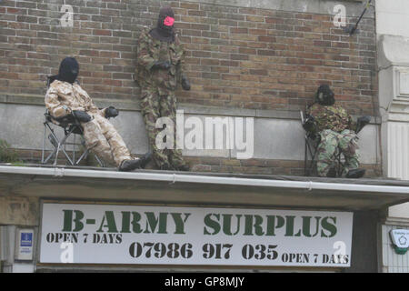 MMorecambe, UK. 2 Septembre, 2016. La controverse a grandi pour un affichage de trois mannequins vêtus de treillis de l'Armée de terre outsidee un surplus d'armée à Morecambe. Et Morecambe Lunesdale MP David Morris a Lt Col Bob Stewart se sont prononcés contre l'écran. Au départ, l'affichage qui est en face du monument aux morts a masquer les pistolets à eau et des canons en bois qui ont été retirées par le titulaire à la suite de représentations effectuées par le conseil de ville Crédit : David Billinge/Alamy Live News Banque D'Images