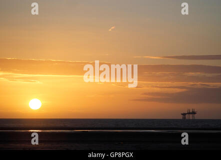 Plage d'Ainsdale, Merseyside, Royaume-Uni. 2 Septembre, 2016. Météo France : le coucher du soleil après un après-midi ensoleillé. Credit : ALAN EDWARDS/Alamy Live News Banque D'Images