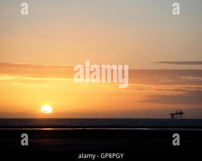 Plage d'Ainsdale, Merseyside, Royaume-Uni. 2 Septembre, 2016. Météo France : le coucher du soleil après un après-midi ensoleillé. Credit : ALAN EDWARDS/Alamy Live News Banque D'Images