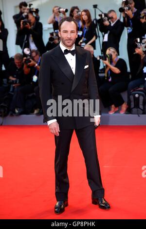 Venise, Italie. 2e, 2016 Sep. Tom Ford directeur arrive pour la première du film 'animaux nocturnes" en compétition au 73e Festival du Film de Venise à Venise, Italie, le 2 septembre 2016. Credit : Jin Yu/Xinhua/Alamy Live News Banque D'Images