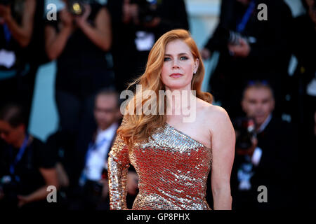 Venise, Italie. 2e, 2016 Sep. L'actrice Amy Adams arrive pour la première du film 'animaux nocturnes" en compétition au 73e Festival du Film de Venise à Venise, Italie, le 2 septembre 2016. Credit : Jin Yu/Xinhua/Alamy Live News Banque D'Images