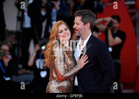 Venise, Italie. 2e, 2016 Sep. L'actrice Amy Adams(L) et son mari Darren Le Gallo arrivent pour la première du film 'animaux nocturnes" en compétition au 73e Festival du Film de Venise à Venise, Italie, le 2 septembre 2016. Credit : Jin Yu/Xinhua/Alamy Live News Banque D'Images