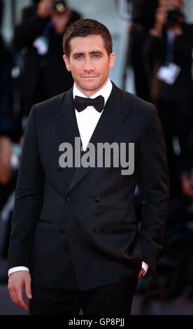 Venise, Italie. 2e, 2016 Sep. Acteur Jake Gyllenhaal arrive pour la première du film 'animaux nocturnes" en compétition au 73e Festival du Film de Venise à Venise, Italie, le 2 septembre 2016. Credit : Jin Yu/Xinhua/Alamy Live News Banque D'Images