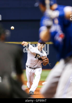 Saint Petersburg, Florida, USA. 2e, 2016 Sep. Vous VRAGOVIC | fois.Rays de Tampa Bay le lanceur partant Alex Cobb (53) pour lancer le voltigeur des Blue Jays de Toronto Michael Saunders (21) dans la première manche du match entre les Blue Jays de Toronto et les Rays de Tampa Bay au Tropicana Field à Saint-Pétersbourg, en Floride, le vendredi 2 septembre 2016. © Vous Vragovic/Tampa Bay Times/ZUMA/Alamy Fil Live News Banque D'Images