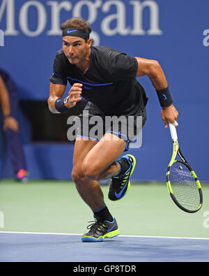 Flushing Meadows, New York, USA. 2 Septembre, 2016. Rafael Nadal sur Arthur Ashe Stadium de l'USTA Billie Jean King National Tennis Center le 2 septembre 2016 à Flushing, Queens. Credit : MediaPunch Inc/Alamy Live News Banque D'Images