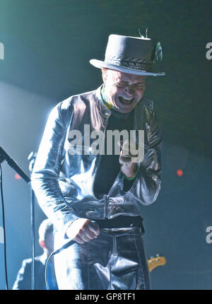 Hamilton, ON, Canada. Août 16, 2016. 16 août 2016 - Hamilton, Ontario, Canada. Gord Downie, chanteur du groupe rock canadien Raphael joue sur la scène au cours d'un poème "Machine" à la visite finale FirstOntario Centre. Crédit photo : Brant/Perniac Perniac AdMedia © Brent/AdMedia/ZUMA/Alamy Fil Live News Banque D'Images