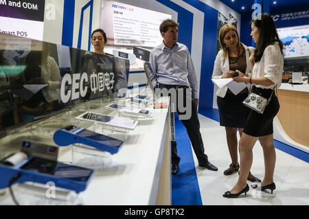 Berlin, Allemagne. 2e, 2016 Sep. Les participants parlent de China Electronics Corporation (CEC) au cours de l'IFA 2016 Salon de l'électronique grand public à Berlin, Allemagne, le 2 septembre 2016. Plus de 700 entreprises chinoises ont pris part à l'IFA 2016 avec leurs derniers produits et services. © Zhang Fan/Xinhua/Alamy Live News Banque D'Images