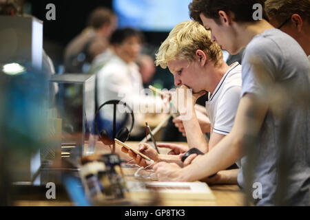 Berlin, Allemagne. 2e, 2016 Sep. Les téléphones intelligents ZTE ZTE au stand lors de la foire de l'électronique grand public IFA 2016 à Berlin, Allemagne, le 2 septembre 2016. Plus de 700 entreprises chinoises ont pris part à l'IFA 2016 avec leurs derniers produits et services. © Zhang Fan/Xinhua/Alamy Live News Banque D'Images