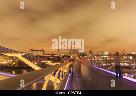 La Cathédrale St Paul et Millennium Bridge baigné de lumière orange chaud pour le grand incendie de 350, un festival des arts, des idées et des événements marquant le 350e anniversaire du Grand Incendie de Londres. Il comprend les feux de l 'Londres' projection de flammes sur la Cathédrale St Paul par Martin Firrell et Compagnie Carabosse's 'Jardin Feu' en face de la Tate Modern Museum. Banque D'Images