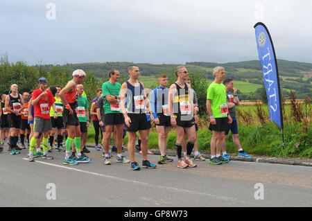 Aberfeldy, Perthshire, Écosse, Royaume-Uni. 3 Septembre, 2016. Des coureurs de fond au début de l'Highland Perthshire Marathon. Aberfeldy, Perthshire, Écosse, Royaume-Uni. Credit : Cameron Cormack/Alamy Live News Banque D'Images