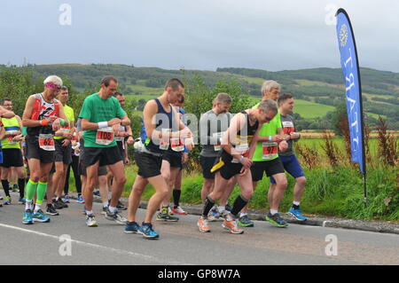 Aberfeldy, Perthshire, Écosse, Royaume-Uni. 3 Septembre, 2016. Des coureurs de fond au début de l'Highland Perthshire Marathon. Aberfeldy, Perthshire, Écosse, Royaume-Uni. Credit : Cameron Cormack/Alamy Live News Banque D'Images