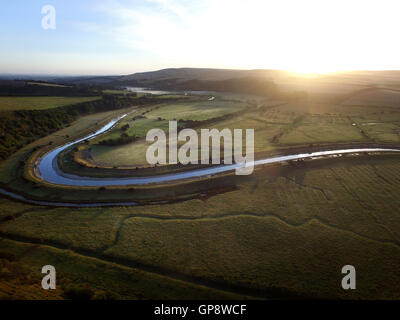 Prés de l'eau et rivière Cuckmere qui coule à travers le Parc National des South Downs. Banque D'Images