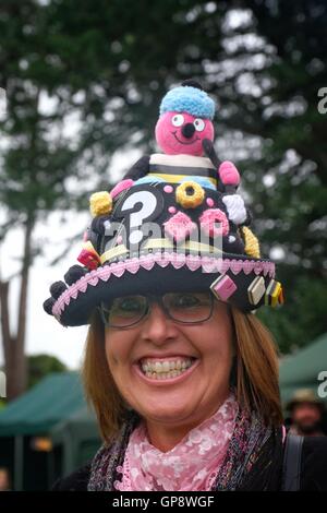 Bridport, Dorset, UK. 3e septembre 2016. Des milliers de porteurs de chapeau recueillir et promenade dans Bridport durant la septième édition du Festival Hat. Le Festival encourage les résidents et les visiteurs à prendre part à des activités connexes et chapeau et concours y compris y compris plus fun de chapeau, casquette, meilleur chien et plus élégamment casquette couple. Crédit : Tom Jura/Alamy Live News Banque D'Images