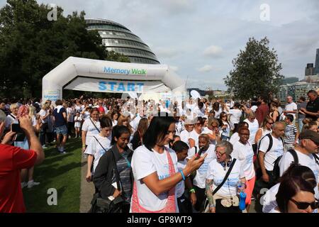 Marche de la mémoire des milliers de personnes, la collecte de fonds pour un monde sans démence à travers l'Angleterre, Pays de Galles et d'Irlande du Nord. Banque D'Images