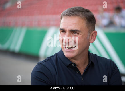 Kassel, Allemagne. 2e, 2016 Sep. De nouveau sous-21s coach Stefan Kuntz smiling avant l'sous-21s international match de football entre l'Allemagne et la Slovaquie à l'Auestadion à Kassel, Allemagne, 2 septembre 2016. PHOTO : SWEN PFOERTNER/DPA/Alamy Live News Banque D'Images