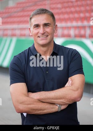 Kassel, Allemagne. 2e, 2016 Sep. De nouveau sous-21s coach Stefan Kuntz smiling avant l'sous-21s international match de football entre l'Allemagne et la Slovaquie à l'Auestadion à Kassel, Allemagne, 2 septembre 2016. PHOTO : SWEN PFOERTNER/DPA/Alamy Live News Banque D'Images