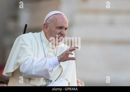 Cité du Vatican, Vatican. 06Th Septembre, 2016. Le pape François célèbre un Jubilé Extraordinaire audience pour les travailleurs et les bénévoles de la miséricorde, inclus des religieux de l'ordre missionnaire de la Charité, la famille religieuse fondée par Mère Teresa dans la place Saint Pierre dans la Cité du Vatican, Vatican le 03 septembre, 2016. La canonisation de Mère Teresa aura lieu dimanche à une cérémonie visant à reconnaître la sainteté de la lauréate du Prix Nobel de la paix 1979 qui sont morts âgés de 87 en Inde en 1997. Credit : Giuseppe Ciccia/Alamy Live News Banque D'Images