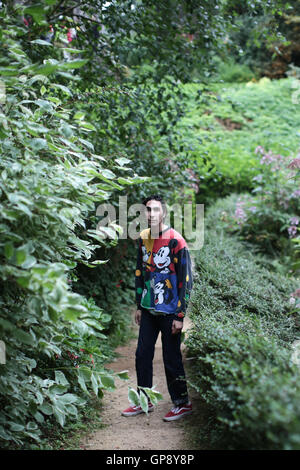 Dorset, UK. 2 Septembre, 2016. Exclusif : Oscar Scheller posant pour des photos de la deuxième journée de la fin de la route 2016 Festival à Larmer Tree Gardens dans le Dorset. Photo date : vendredi 2 septembre 2016. Credit : Roger Garfield/Alamy Live News Banque D'Images