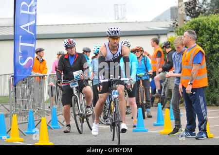 Aberfeldy, Perthshire, Écosse, Royaume-Uni. 3 Septembre, 2016. Les cyclistes au début de l'épreuve de la Highland Perthshire Marathon. Aberfeldy, Perthshire, Écosse, Royaume-Uni. Credit : Cameron Cormack/Alamy Live News Banque D'Images