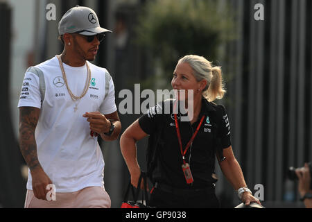 Monza, Italie. 06Th Sep 2016. Formula 1 Grand prix d'Italie, journée de qualification. Mercedes AMG Petronas - Lewis Hamilton arrive pour quaifying : Action Crédit Plus Sport/Alamy Live News Banque D'Images