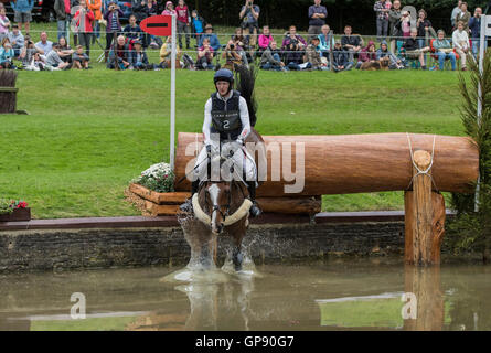 Burghley House, Burghley, UK. 06Th Sep 2016. Land Rover Burghley Horse Trials. Cross Country. GLENGARNOCK monté par Paul Sims est en toute sécurité sur l'écloserie à la truite Crédit : Action Plus Sport/Alamy Live News Banque D'Images