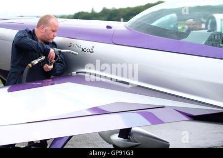 L'aérodrome de Shobdon, Herefordshire, UK - 30 septembre 2016 - Un concurrent ravitaille son Extra 300 aéronefs haute performance après une session pratique course à Shobdon aujourd'hui prêt pour le Le Royal Aero Club King's Cup air race. Banque D'Images